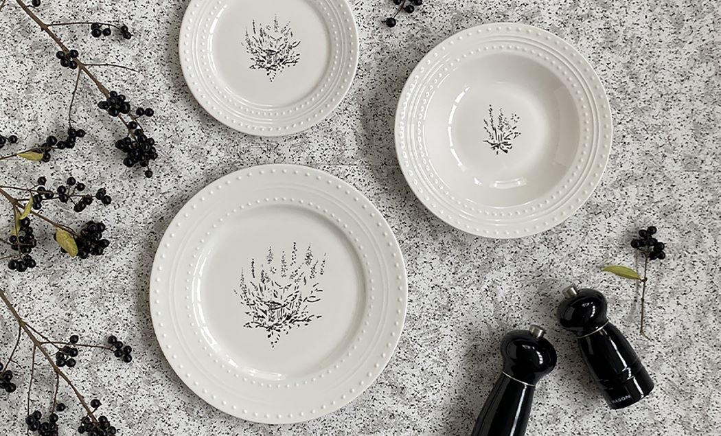 EMBOS LINE ESENCE Krásné kvalitní klasické porcelánové bílé talíře s černým dekorem od by inspire